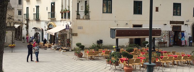 Torget i Ravello med souvenirbutiker och caféer.